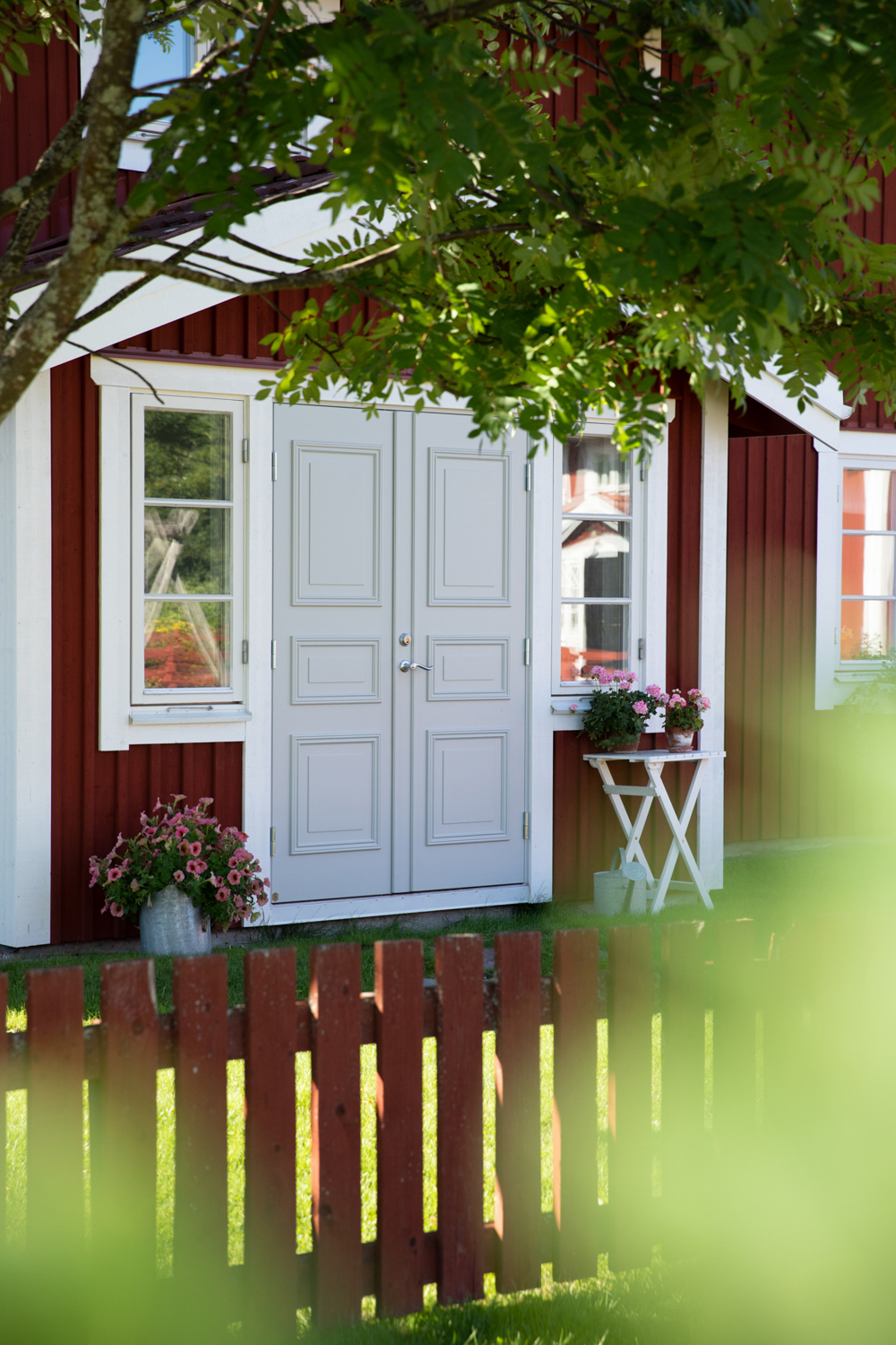 Vit pardörr från Leksandsdörren i röd trävilla